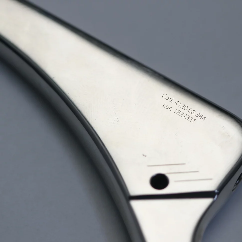 Componenti-Medicali-1-edited-2 FlyRobot : Innovation dans le marquage laser pour le secteur médical